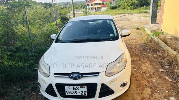 Ford Focus SE Sedan FWD (2.0L 4cyl 5M) 2013 White