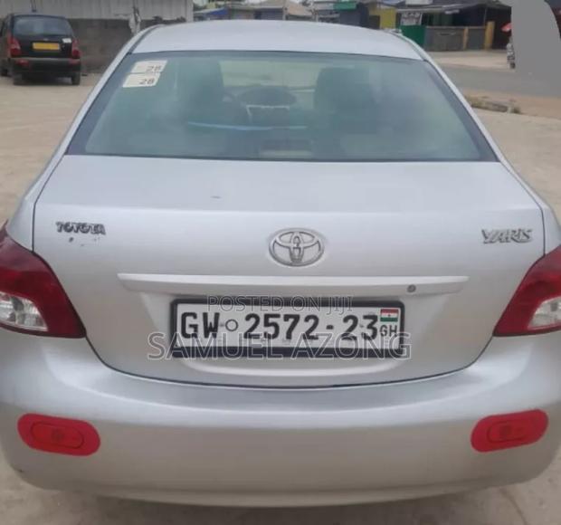 Toyota Yaris Base Sedan 4dr 2011 Silver