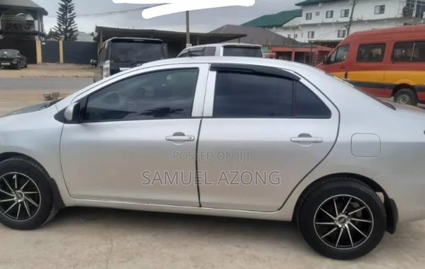 Toyota Yaris Base Sedan 4dr 2011 Silver