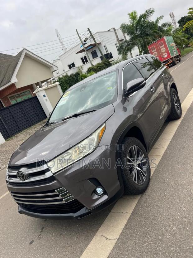 Toyota Highlander LE Plus 2019 Gray