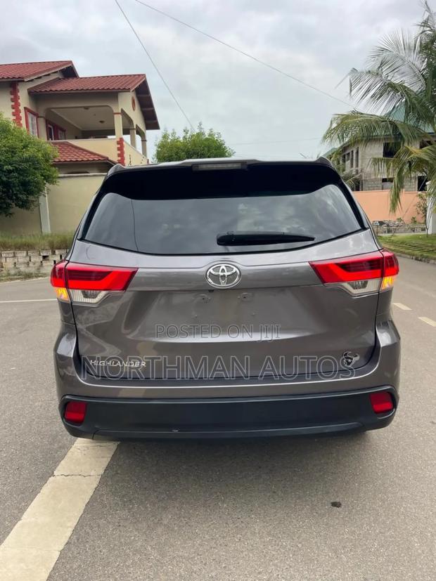 Toyota Highlander LE Plus 2019 Gray