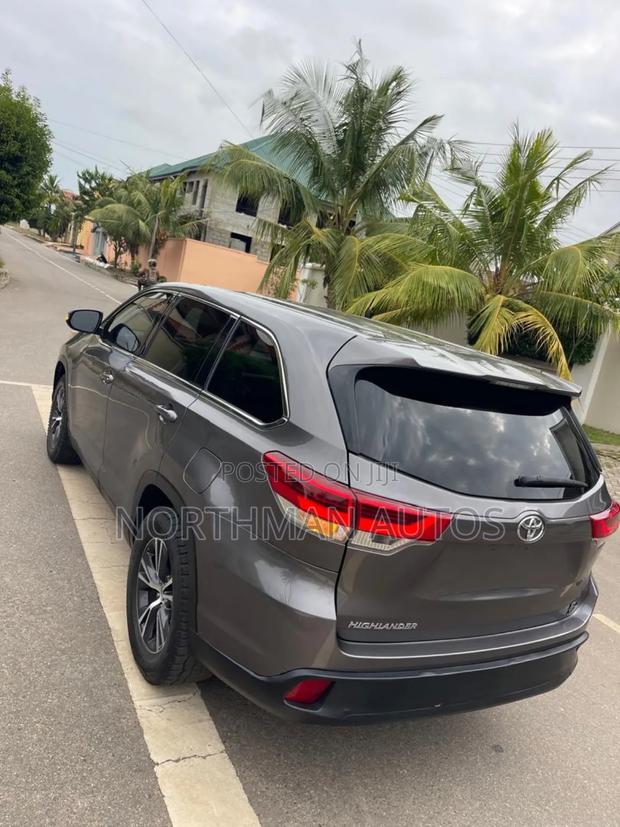 Toyota Highlander LE Plus 2019 Gray