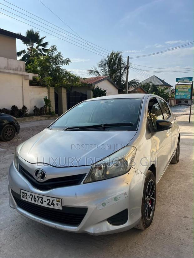 Toyota Vitz 2012 Silver