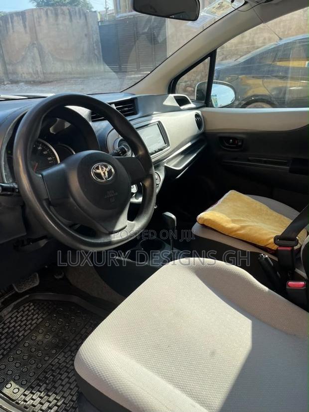 Toyota Vitz 2012 Silver