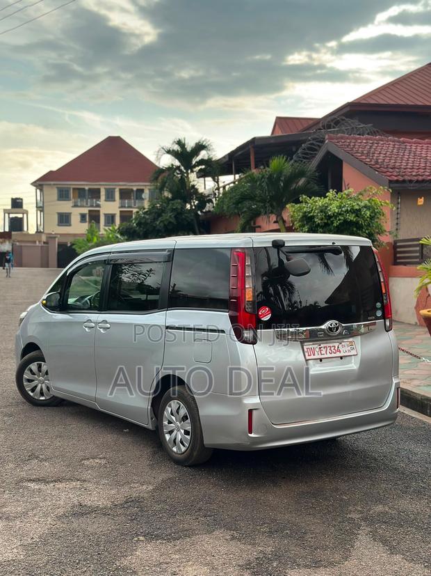 Toyota Noah 2.0 FWD (7 Seater) 2015 Silver