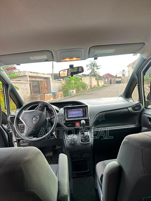 Toyota Noah 2.0 FWD (7 Seater) 2015 Silver