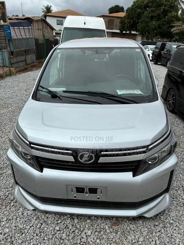 Toyota Voxy 2015 Silver