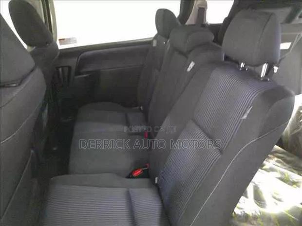 Toyota Voxy 2015 Silver