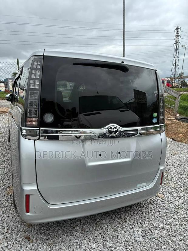 Toyota Voxy 2015 Silver