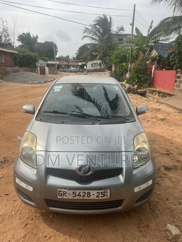 Toyota Vitz 1.3 FWD 3dr 2010 Gray