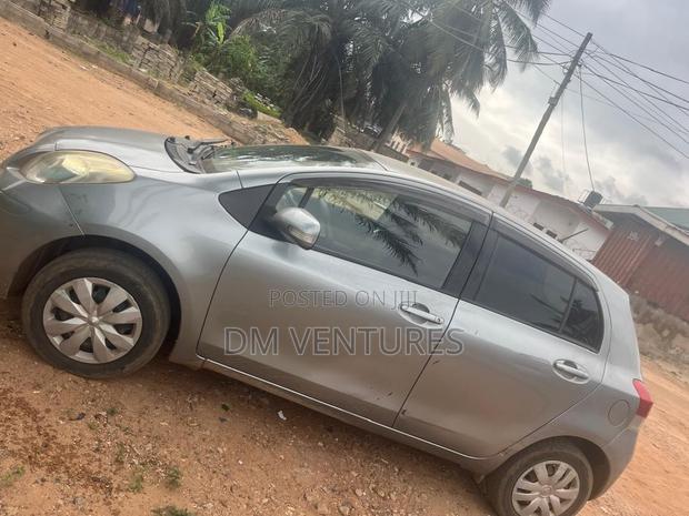 Toyota Vitz 1.3 FWD 3dr 2010 Gray