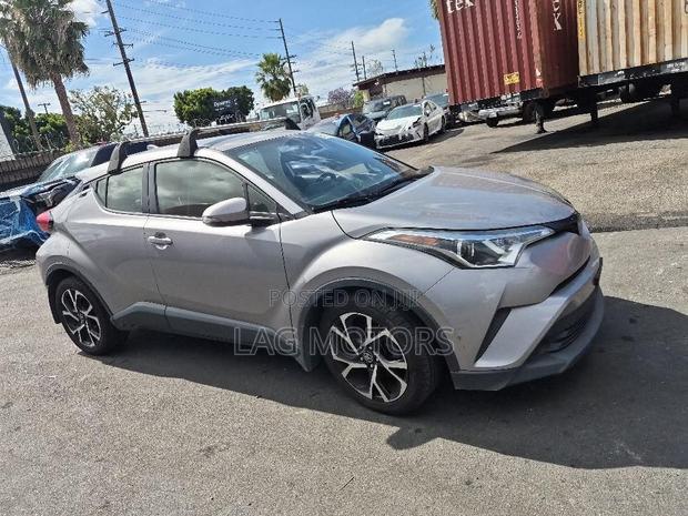 Toyota C-HR XLE FWD Sport Utility (2.0L 4cyl 2AM) 2018 Silver