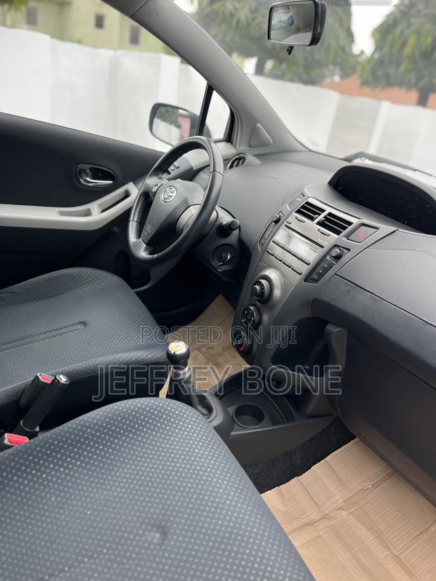 Toyota Yaris Base Hatchback 3dr 2010 Gray