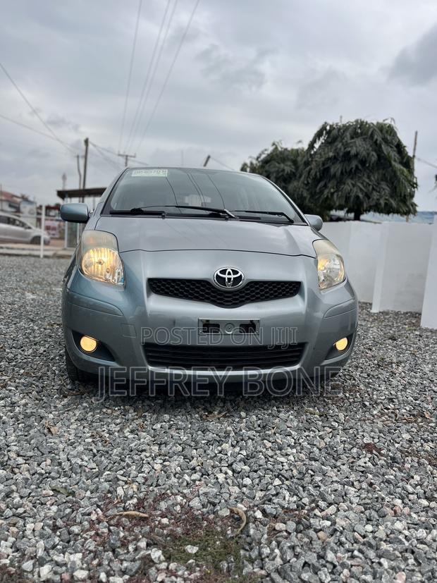 Toyota Yaris Base Hatchback 3dr 2010 Gray