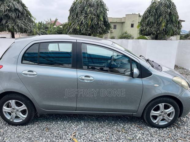 Toyota Yaris Base Hatchback 3dr 2010 Gray
