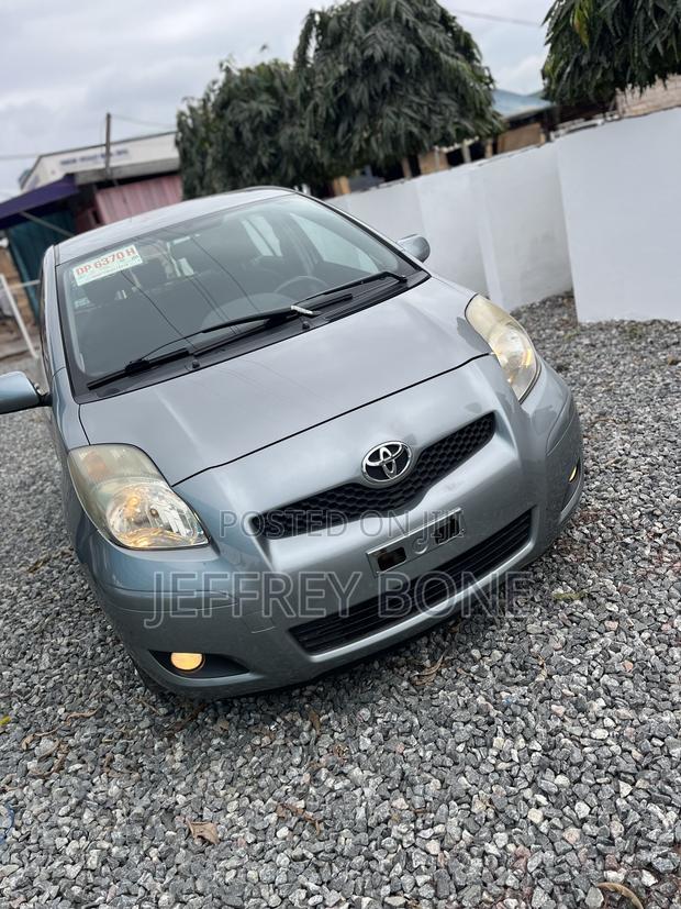 Toyota Yaris Base Hatchback 3dr 2010 Gray