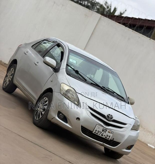 Toyota Belta 2012 Silver