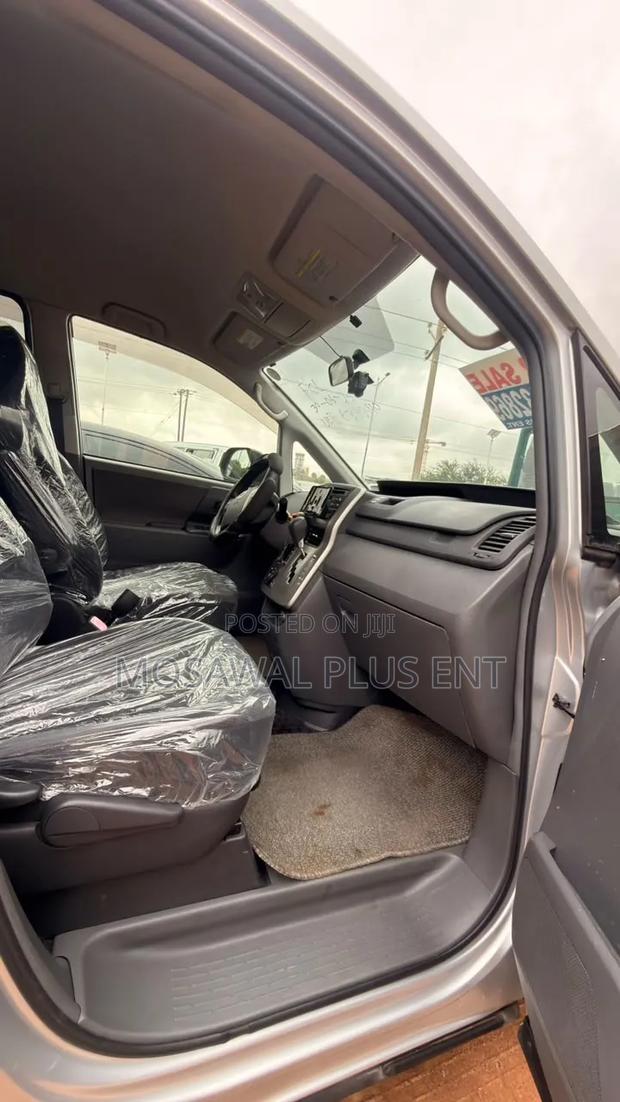 Toyota Noah 2010 Silver