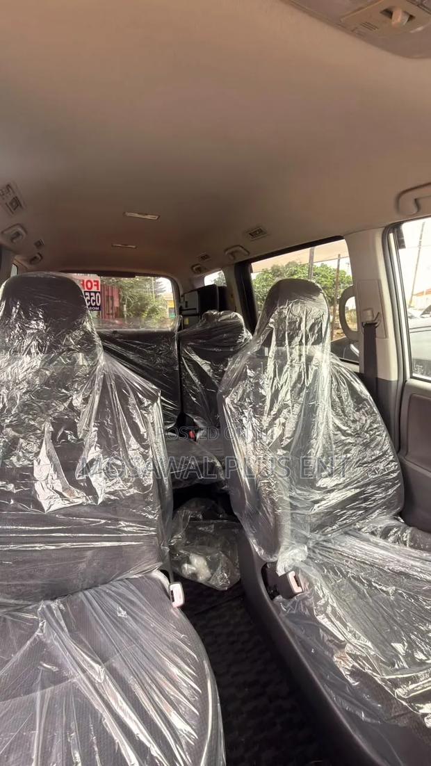 Toyota Noah 2010 Silver