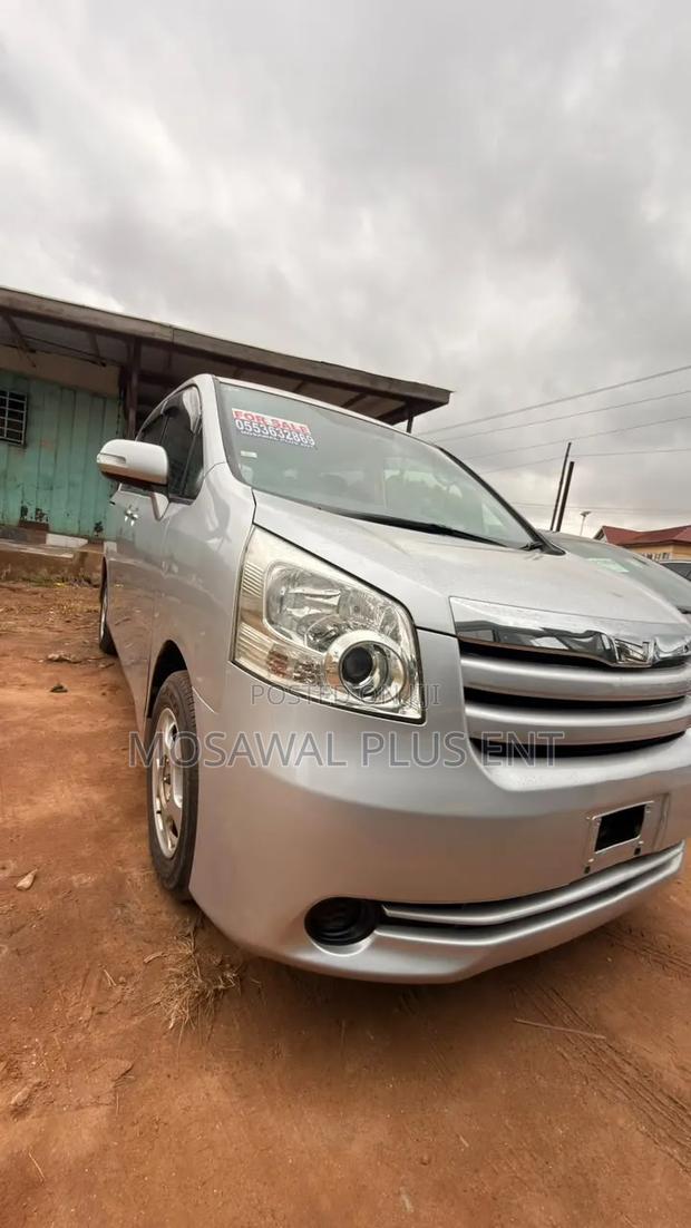 Toyota Noah 2010 Silver