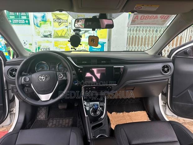 Toyota Corolla SE (1.8L 4cyl 6M) 2018 White