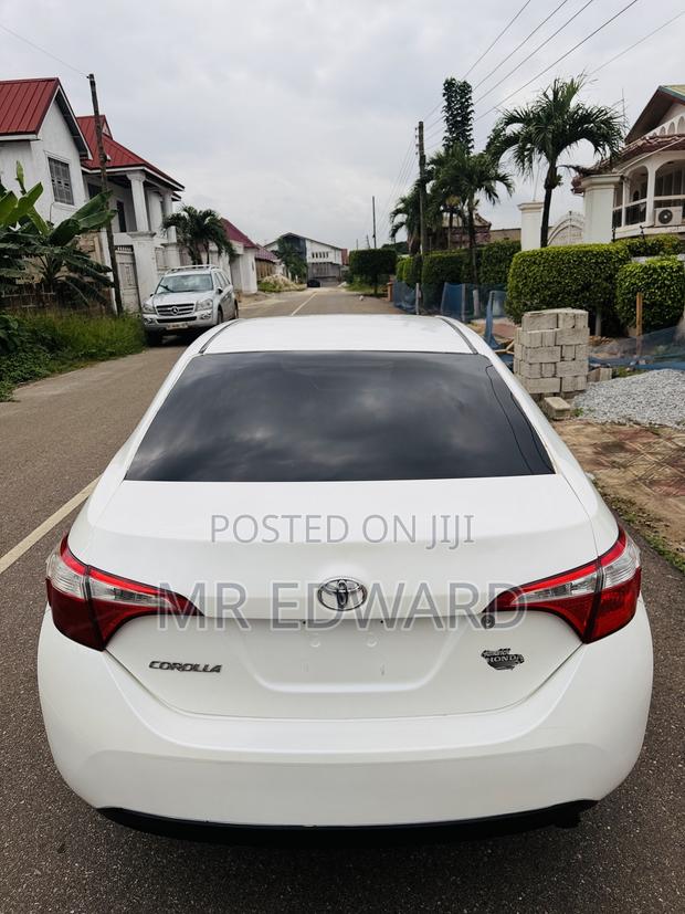 Toyota Corolla LE (1.8L 4cyl 2A) 2019 White