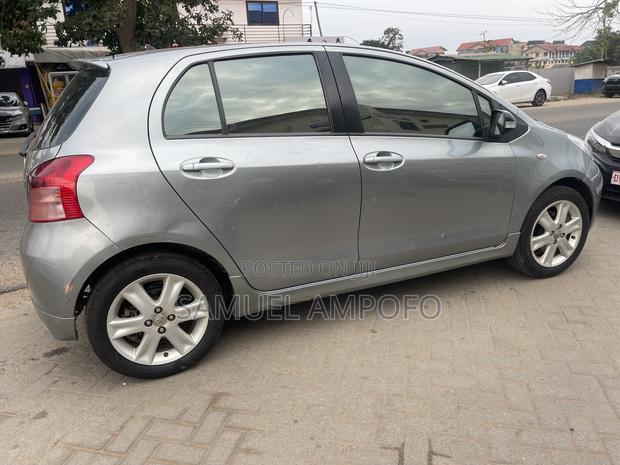 Toyota Yaris Base Hatchback 5dr 2011 Gray