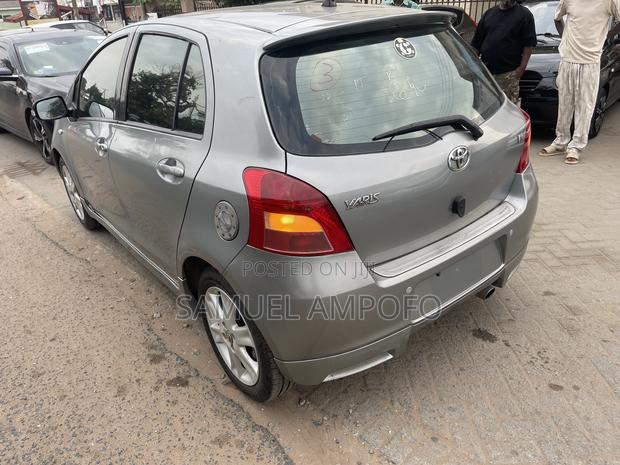 Toyota Yaris Base Hatchback 5dr 2011 Gray