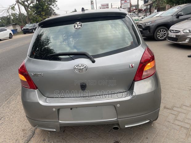 Toyota Yaris Base Hatchback 5dr 2011 Gray