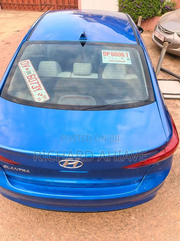 Hyundai Elantra Limited Sedan FWD (2.0L 4cyl 6A) 2017 Blue