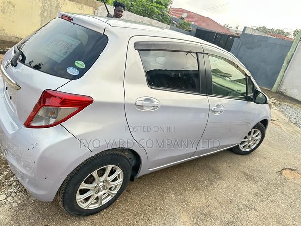 Toyota Vitz 2014 Silver