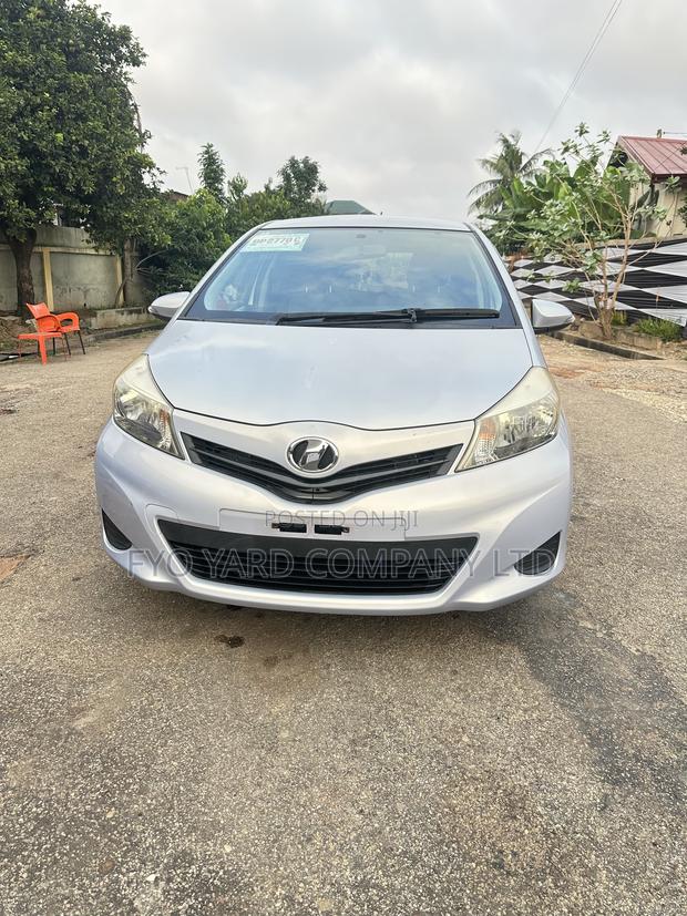 Toyota Vitz 2014 Silver