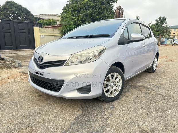Toyota Vitz 2014 Silver