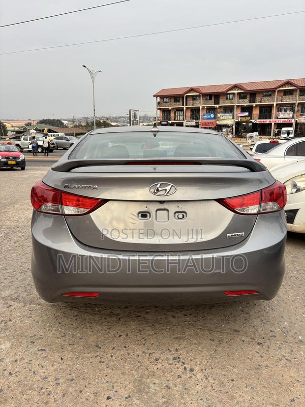 Hyundai Elantra Limited Sedan FWD (1.8L 4cyl 6A) 2013 Gray