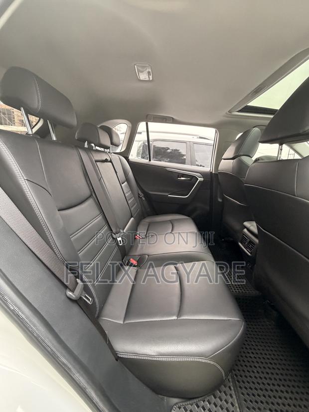 Toyota RAV4 XLE AWD 2020 White