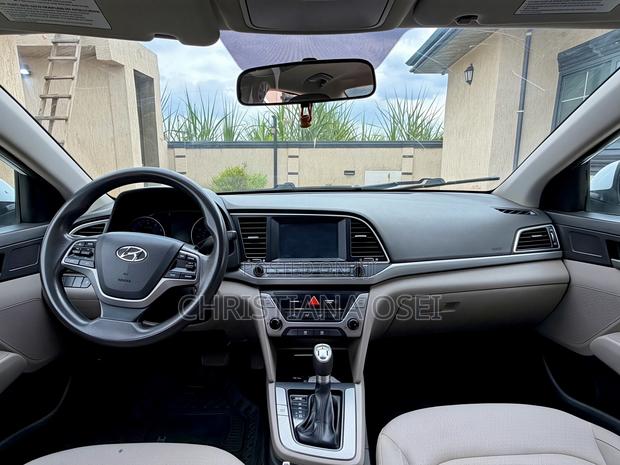 Hyundai Elantra SE Sedan FWD (2.0L 4cyl 6M) 2017 White