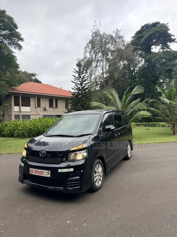 Toyota Voxy X 2WD 8-Seater 2014 Black