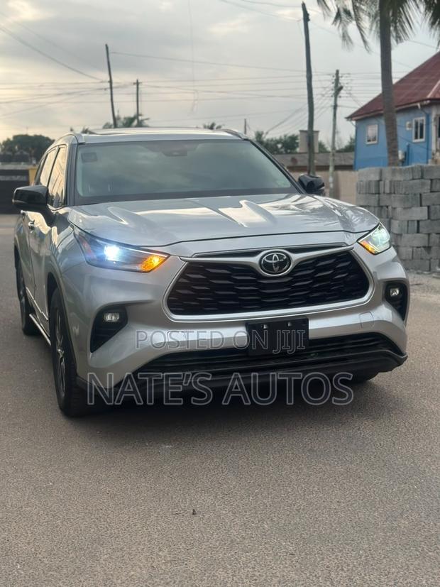 Toyota Highlander XLE 2021 Silver