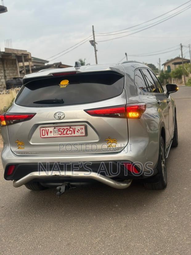 Toyota Highlander XLE 2021 Silver