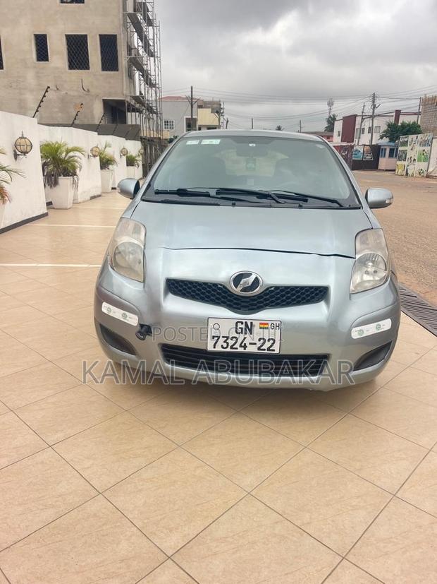 Toyota Vitz 1.5 FWD 3dr 2010 Gray