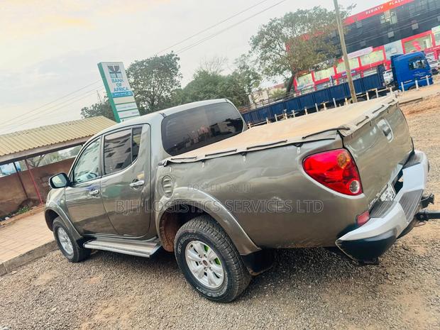 Mitsubishi L200 2015 Green