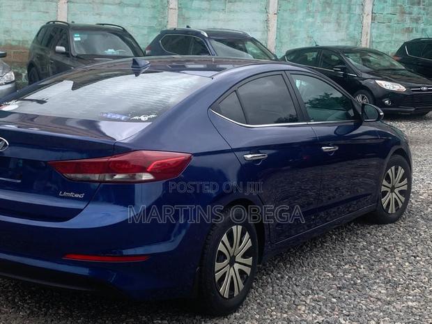 Hyundai Elantra Limited Sedan FWD (2.0L 4cyl 6A) 2017 Blue