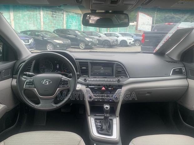 Hyundai Elantra Limited Sedan FWD (2.0L 4cyl 6A) 2017 Blue