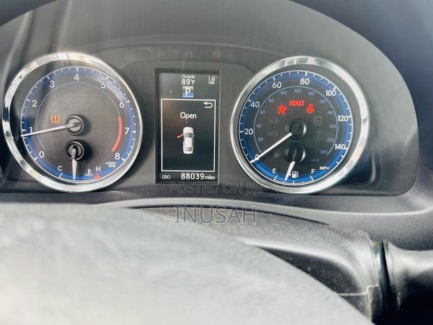 Toyota Corolla SE (1.8L 4cyl 2A) 2018 Red