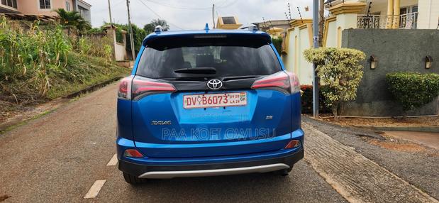 Toyota RAV4 SE FWD (2.5L 4cyl 6A) 2017 Blue