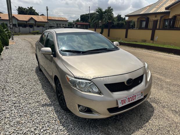 Toyota Corolla 2010 Gold