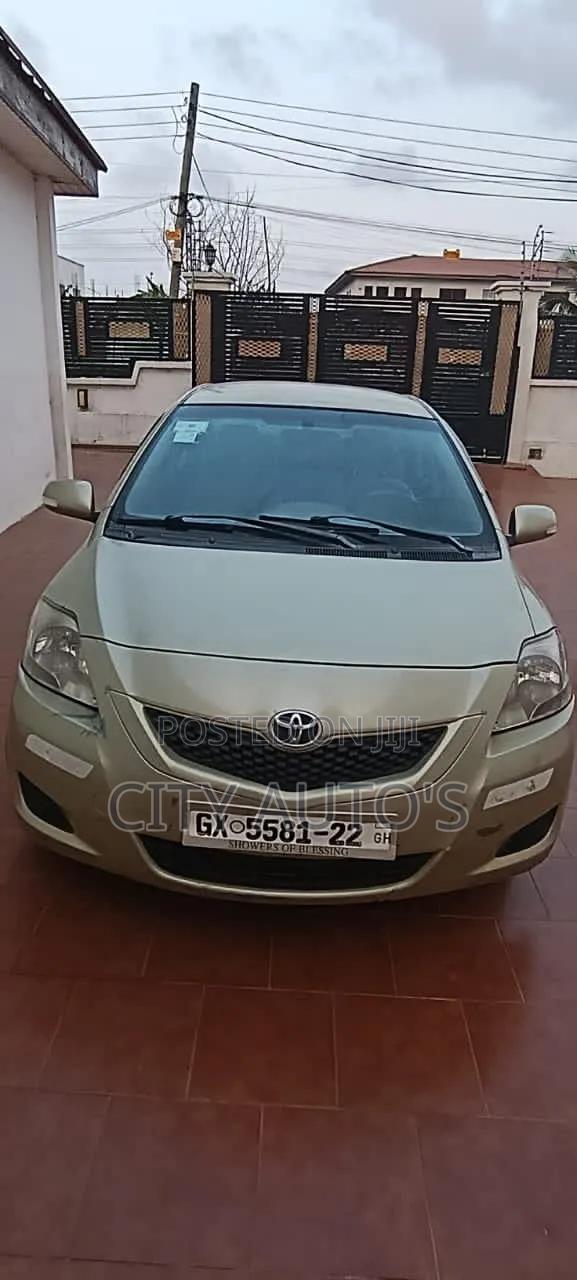 Toyota Yaris Base Sedan 4dr 2010 Gray