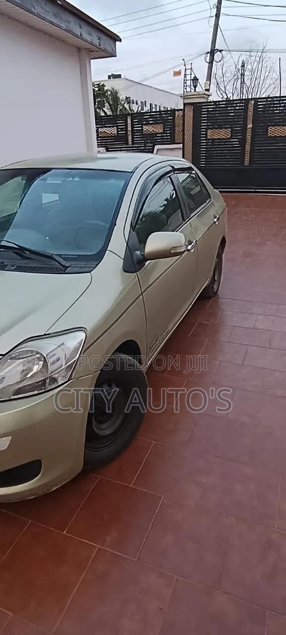 Toyota Yaris Base Sedan 4dr 2010 Gray