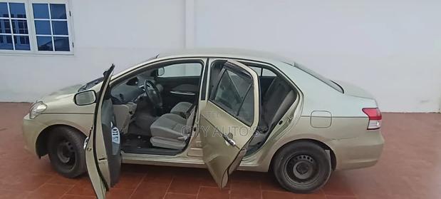 Toyota Yaris Base Sedan 4dr 2010 Gray
