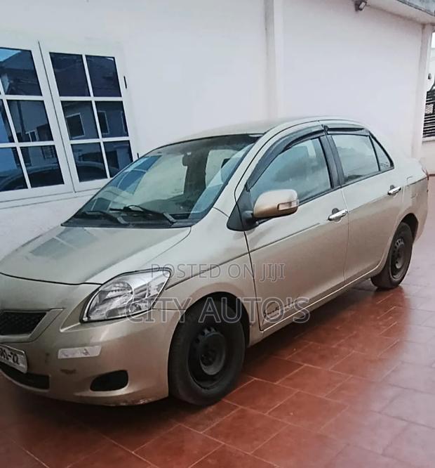 Toyota Yaris Base Sedan 4dr 2010 Gray